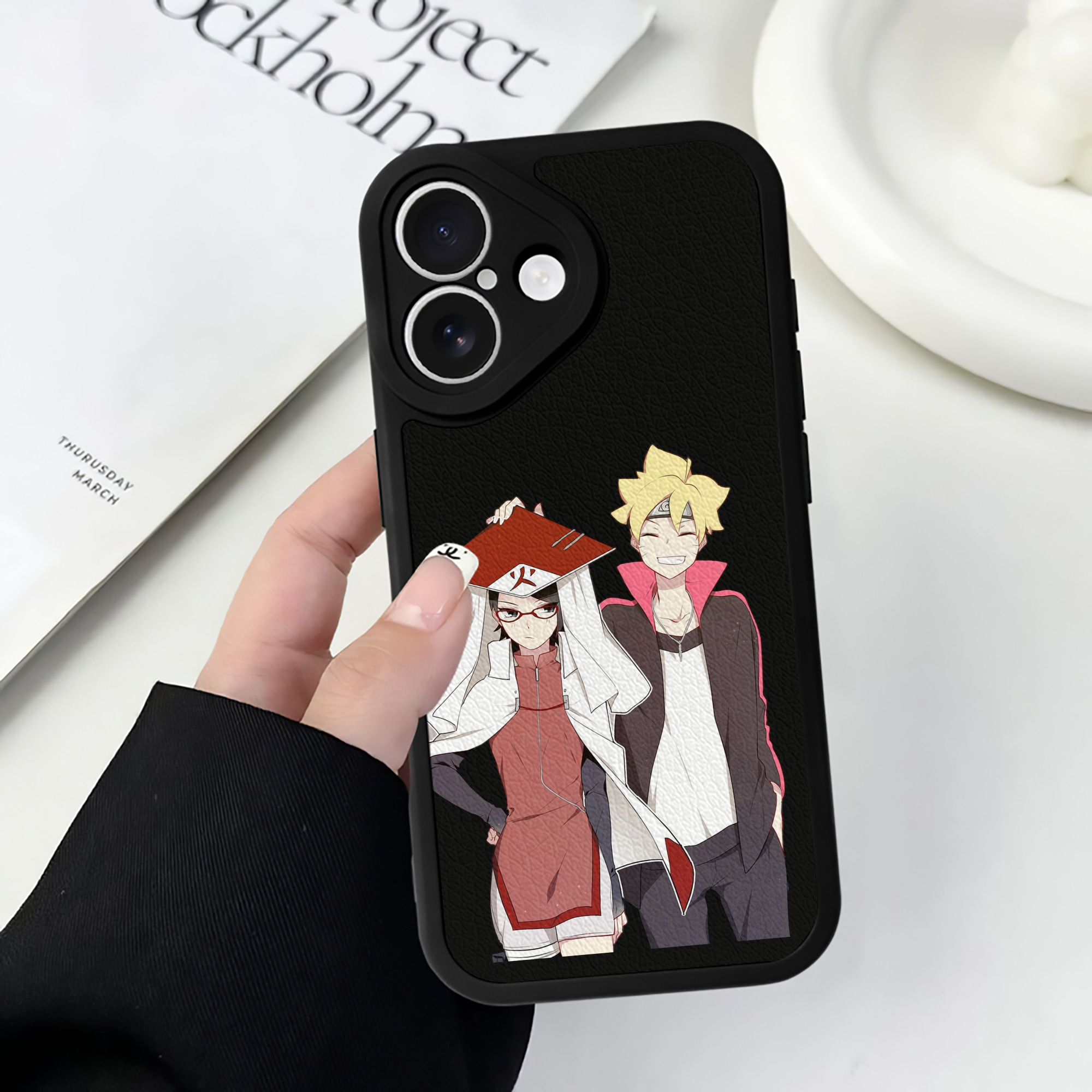 （画像用） NARUTO -ナルト- うちは サラダ Uchiha Sarada 【iPhone 16シリーズ対応】シリコンスマホケース（レザー調） 材質：シリコン